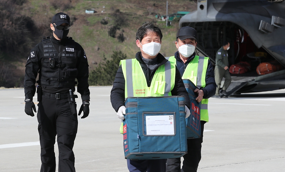 28일 울릉도 해군부대 헬기장에 코로나19 백신이 도착하고 있다.