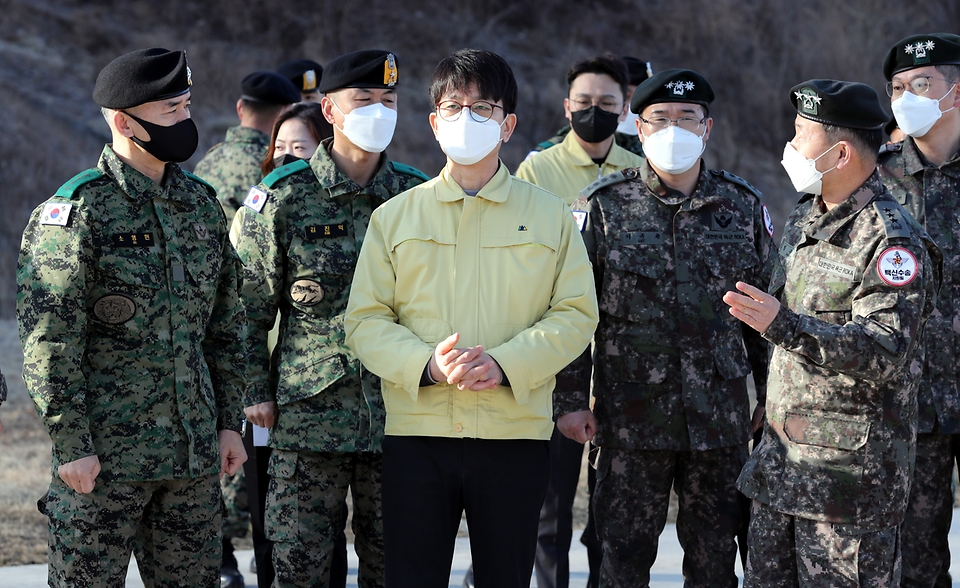 박재민 국방부 차관이 28일 경기도 이천 육군특수전사령부 헬기장에서 공군 시누크 헬기를 활용한 코로나19 백신 항공수송 장면을 지켜보고 있다.