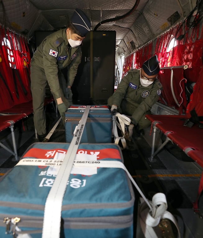 28일 경기도 이천 육군특수전사령부 헬기장에서 공군 장병들이 울릉도로 수송될 코로나19 백신을 시누크 헬기에 결박시키고 있다.
