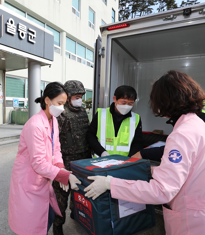 28일 울릉보건의료원 관계자에게 코로나19 백신이 인계되고 있다.