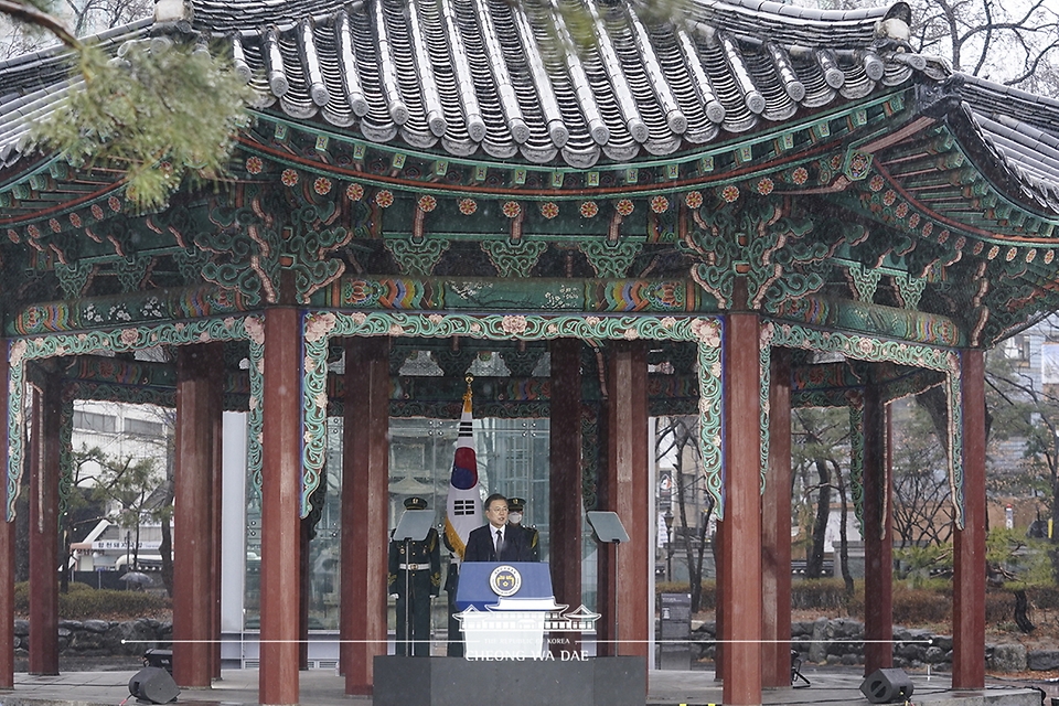 문재인 대통령이 1일 오전 서울 종로구 탑골공원에서 열린 제102주년 3.1절 기념식에서 기념사를 하고 있다.