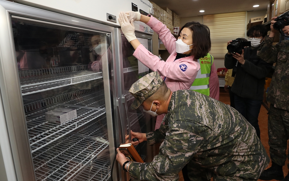 28일 울릉보건의료원 관계자와 군 관계자가 코로나19 백신이 보관된 냉장고에 잠금장치를 부착하고 있다.
