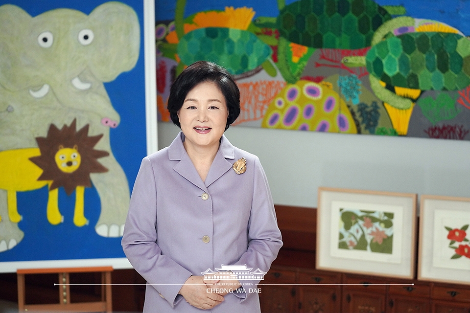 김정숙 여사가 2일 청와대에서 장애학생 맞춤형 문화예술 특수학교인 대구예아람학교의 입학식을 축하하는 메시지를 영상으로 전하고 있다.
