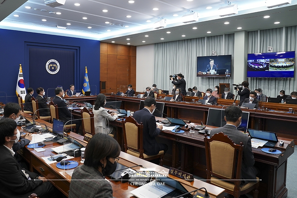 문재인 대통령이 2일 오전 청와대 여민관에서 열린 제9회 국무회의를 주재하고 있다.