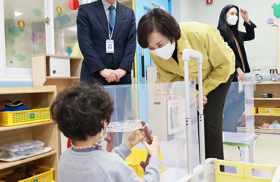 유은혜 사회부총리 겸 교육부 장관이 2021학년도 새 학기 개학날인 2일 서울 청운초등학교를 방문, 방역과 수업 준비 상황을 점검하고 있다.