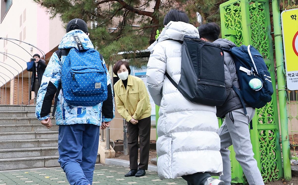 유은혜 사회부총리 겸 교육부 장관이 2021학년도 새 학기 개학날인 2일 서울 청운초등학교를 방문, 학생들에게 인사하고 있다.