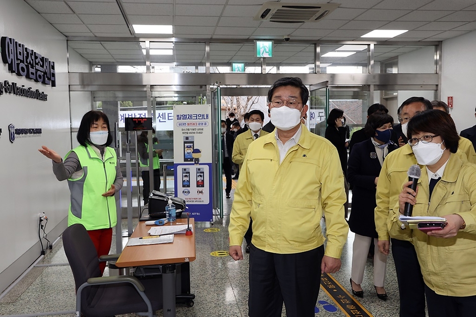 전해철 행정안전부 장관이 3일 오후 대구시 중구 소재 코로나19 백신 예방접종센터(계명대학교 대구동산병원)을 방문하고 있다.