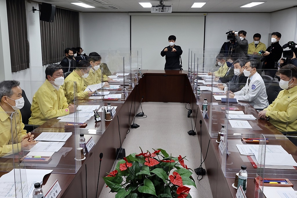 전해철 행정안전부 장관이 3일 오후 대구시 중구 소재 코로나19 백신 예방접종센터(계명대학교 대구동산병원)을 방문, 병원관계자 등과 예방접종 추진상황 간담회를 하고 있다.