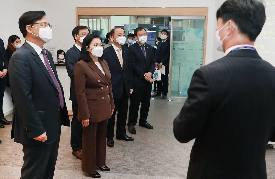 유명희 산업통상자원부 통상교섭본부장이 4일 오전 서울 대한무역투자진흥공사(KOTRA)에 개소한 소상공인 수출지원센터를 둘러보고 있다.