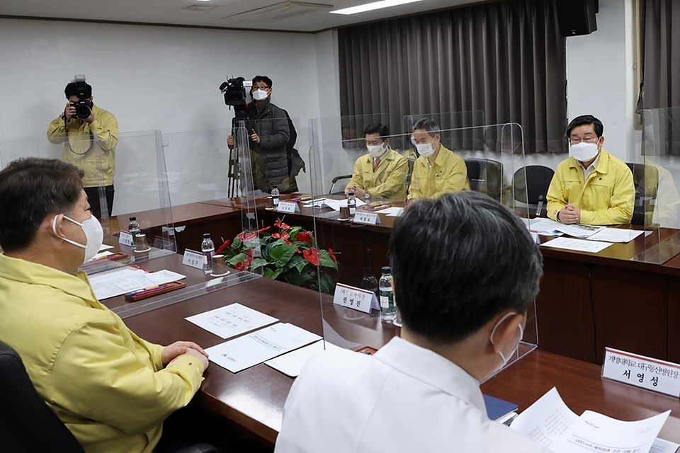 전해철 행정안전부 장관이 3일 오후 대구시 중구 소재 코로나19 백신 예방접종센터(계명대학교 대구동산병원)을 방문, 병원관계자 등과 예방접종 추진상황 간담회를 하고 있다.