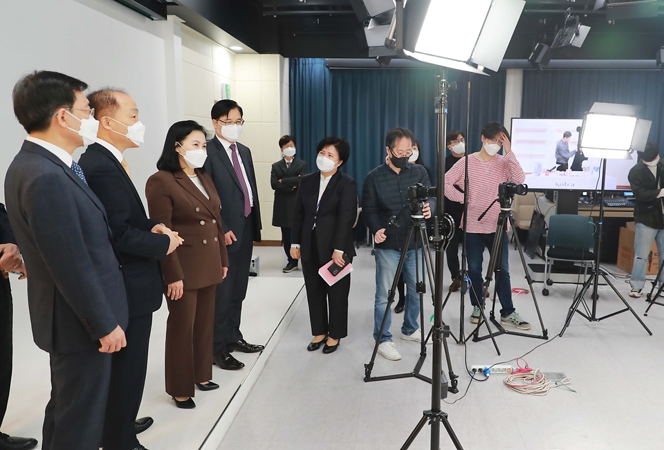 유명희 산업통상자원부 통상교섭본부장이 4일 오전 서울 대한무역투자진흥공사(KOTRA)에 개소한 소상공인 수출지원센터를 둘러보고 있다.