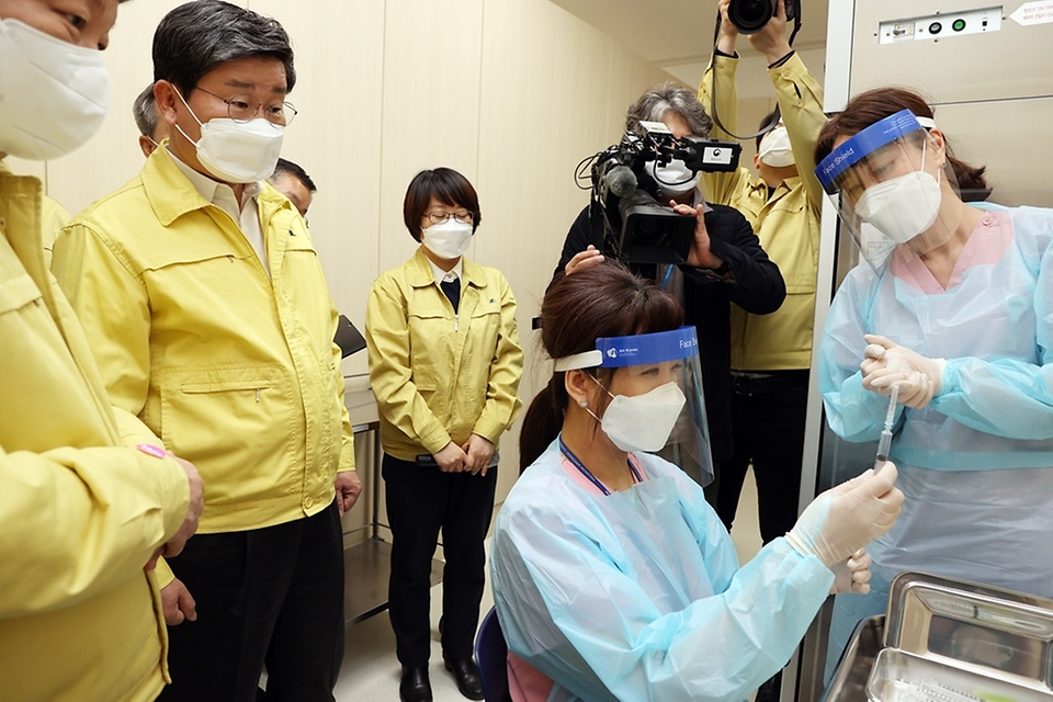 전해철 행정안전부 장관이 3일 오후 대구시 중구 소재 코로나19 백신 예방접종센터(계명대학교 대구동산병원)을 방문, 예방접종 추진상황 현장을 점검하고 있다.