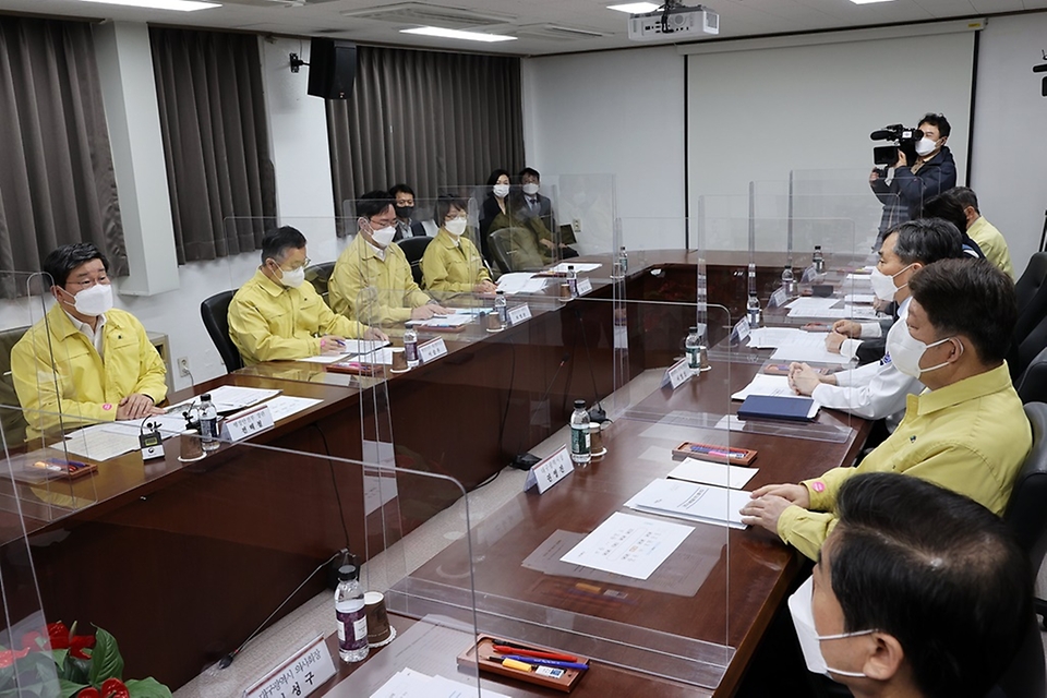 전해철 행정안전부 장관이 3일 오후 대구시 중구 소재 코로나19 백신 예방접종센터(계명대학교 대구동산병원)을 방문, 병원관계자 등과 예방접종 추진상황 간담회를 하고 있다.