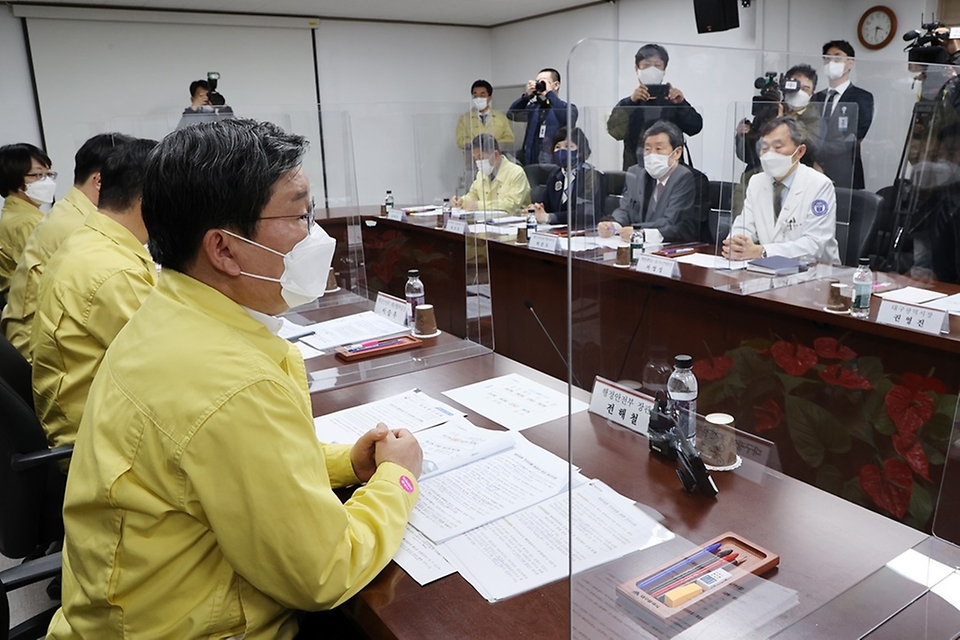 전해철 행정안전부 장관이 3일 오후 대구시 중구 소재 코로나19 백신 예방접종센터(계명대학교 대구동산병원)을 방문, 병원관계자 등과 예방접종 추진상황 간담회를 하고 있다.