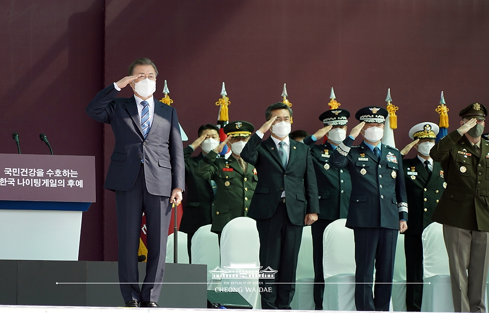 문재인 대통령이 5일 오후 대전광역시 국군간호사관학교에서 열린 제61기 졸업 및 임관식에서 졸업생도들의 경례를 받고 있다.
