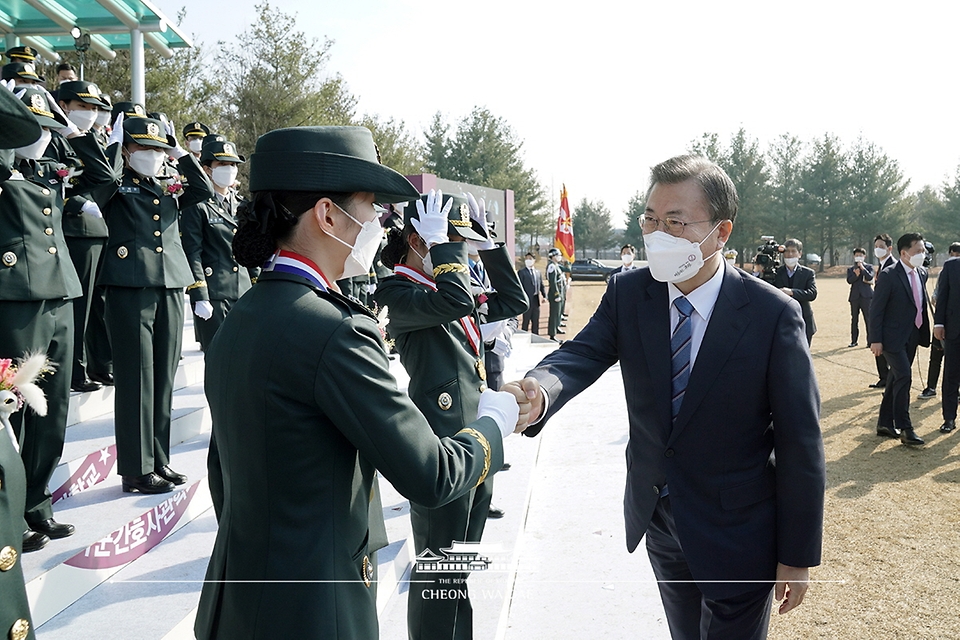 문재인 대통령이 5일 오후 대전광역시 국군간호사관학교에서 열린 제61기 졸업 및 임관식에서 졸업생도들과 주먹인사를 하고 있다. 