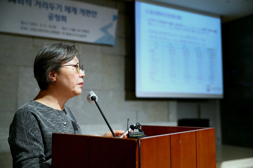 5일 오후 서울 중구 LW컨벤션에서 열린 ‘사회적 거리두기 체계 개편안 공청회’에서 박혜경 중앙방역대책본부 방역지원단장이 ‘위험도 기반 다중이용시설 분류 방안’에 대해 발표하고 있다.