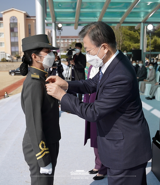문재인 대통령이 5일 오후 대전광역시 국군간호사관학교에서 열린 제61기 졸업 및 임관식에서 태국 수탁생에게 명예 소위 계급장을 수여하고 있다.