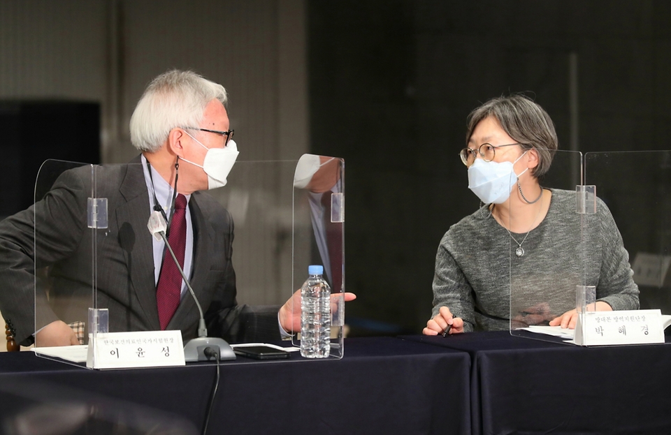 이윤성 한국보건의료국가시험원장과 박혜경 중앙방역대책본부 방역지원단장이 5일 오후 서울 중구 LW컨벤션에서 열린 ‘사회적 거리두기 체계 개편안 공청회’에서 대화하고 있다