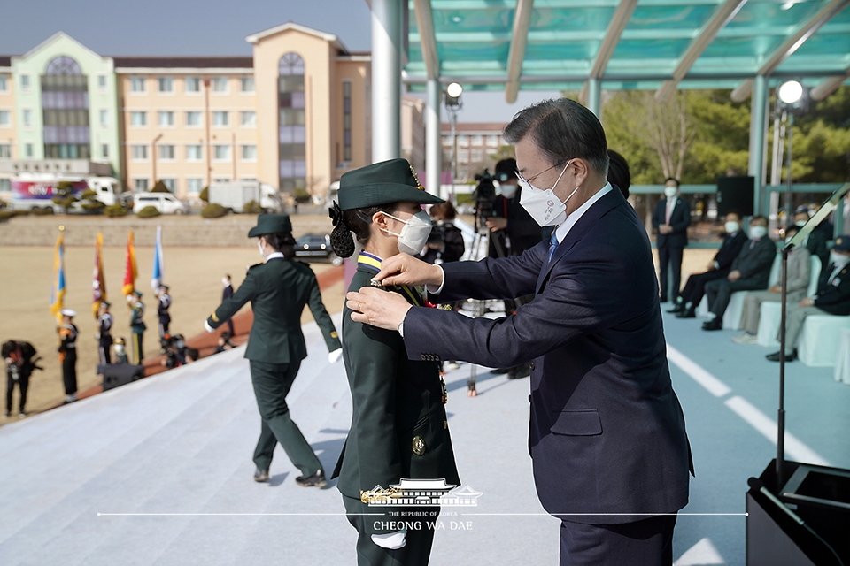 문재인 대통령이 5일 오후 대전광역시 국군간호사관학교에서 열린 제61기 졸업 및 임관식에서 졸업생도에게 계급장을 수여하고 있다.