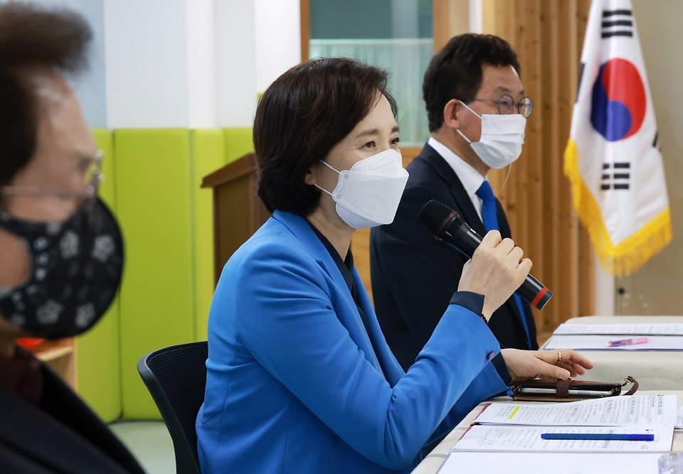 유은혜 사회부총리 겸 교육부 장관이 11일 오후 서울 은평구 서울북한산유치원에서 사립유치원 지원 및 공공성 강화 후속 조치 방안을 발표 후 유치원 관계자, 학부모와의 간담회를 하고 있다. 