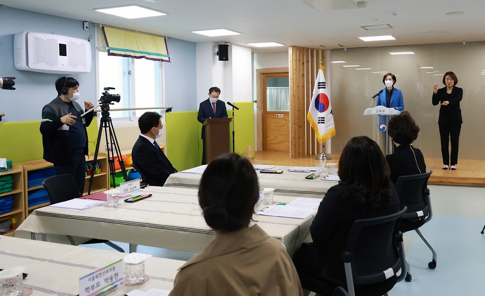 유은혜 사회부총리 겸 교육부 장관이 11일 오후 서울 은평구 서울북한산유치원에서 사립유치원 지원 및 공공성 강화 후속 조치 방안을 발표하고 있다.