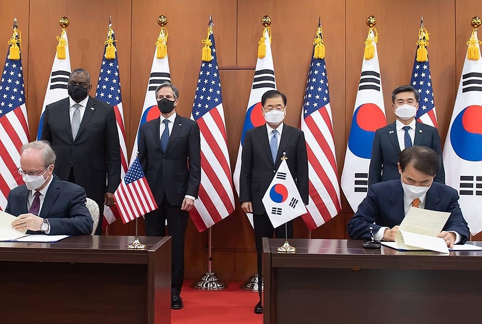 로버트 랩슨 주한 미국대사 대리와 정은보 외교부 한미 방위비분담금 협상대사가 18일 오전 서울 종로구 외교부 청사에서 진행된 한미 방위비분담특별협정(SMA) 가서명식에서 서명하고 있다.