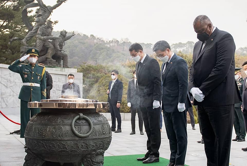 국방부 장관과 로이드 오스틴 미국 국방부 장관이 18일 오후 서울 동작구 국립서울현충원에서 현충탑 참배, 묵념하고 있다.