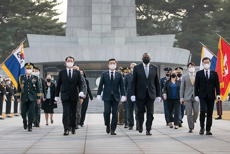 서욱 국방부 장관과 로이드 오스틴 미국 국방부 장관이 18일 오후 서울 동작구 국립서울현충원에서 현충탑 참배를 위해 이동하고 있다.
