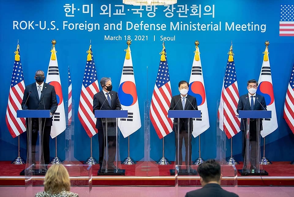 18일 서울 종로구 외교부 청사에서 로이드 오스틴 미국 국방장관, 토니 블링컨 미국 국무장관, 정의용 외교부 장관, 서욱 국방부 장관이 한·미 외교·국방 장관 회의(2+2 회의) 후 공동기자회견을 갖고 있다.