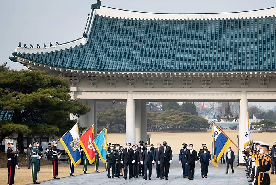 서욱 국방부 장관과 로이드 오스틴 미국 국방부 장관이 18일 오후 서울 동작구 국립서울현충원에서 현충탑 참배를 위해 이동하고 있다.