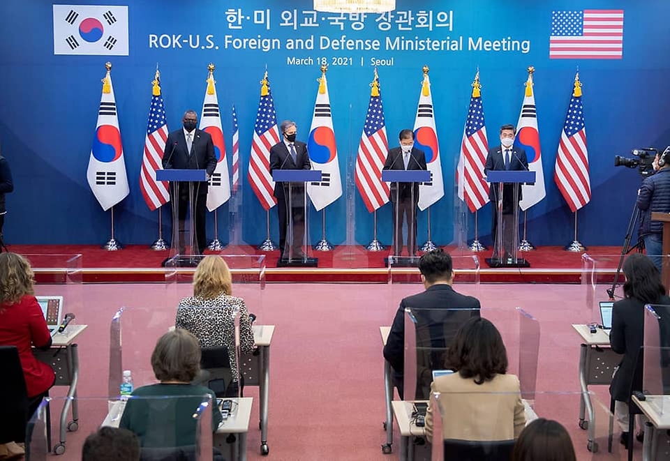 18일 서울 종로구 외교부 청사에서 로이드 오스틴 미국 국방장관, 토니 블링컨 미국 국무장관, 정의용 외교부 장관, 서욱 국방부 장관이 한·미 외교·국방 장관 회의(2+2 회의) 후 공동기자회견을 갖고 있다.