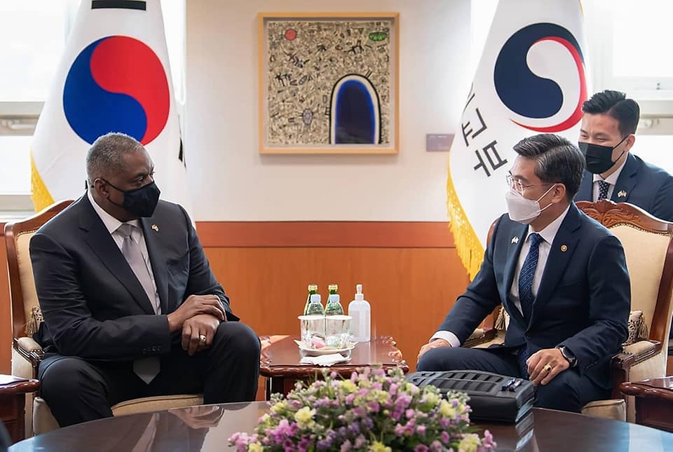 18일 서울 종로구 외교부 청사에서 서욱 국방부 장관과 로이드 오스틴 미국 국방장관이 환담을 나누고 있다.