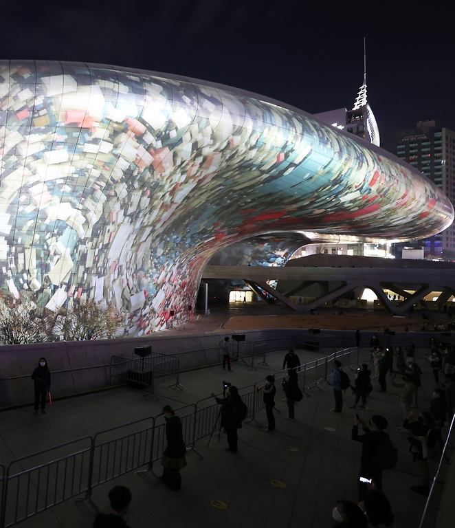 서울 동대문디자인플라자에서 2021 서울라이트 행사가 열려 DDP 외벽에 영상이 투사하는 미디어 파사드 축제가 진행되고 있다. 이번 축제의 주제는 2019년 서울해몽에 이은 서울해몽Ⅱ로 코로나19로 지친 시민들에게 새봄 새희망의 빛을 보여주려는 취지로 마련되었다.