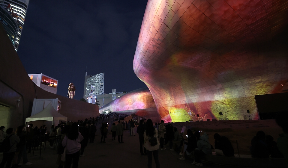 서울 동대문디자인플라자에서 2021 서울라이트 행사가 열려 DDP 외벽에 영상이 투사하는 미디어 파사드 축제가 진행되고 있다. 이번 축제의 주제는 2019년 서울해몽에 이은 서울해몽Ⅱ로 코로나19로 지친 시민들에게 새봄 새희망의 빛을 보여주려는 취지로 마련되었다.