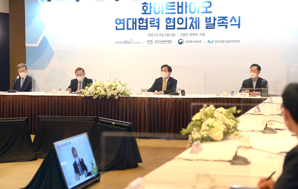 성윤모 산업통상자원부 장관이 2일 오후 서울 그랜드하얏트호텔에서 열린 화이트바이오 연대협력 협의체 발족식에서 격려사를 하고 있다.
