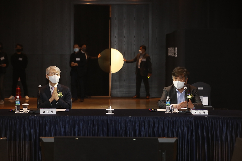 최기영 과학기술정보통신부 장관이 2일 오후 제주시 난타호텔에서 열린 ‘지상파 차세대 방송서비스 시연회’에 참석해 박수를 치고 있다.