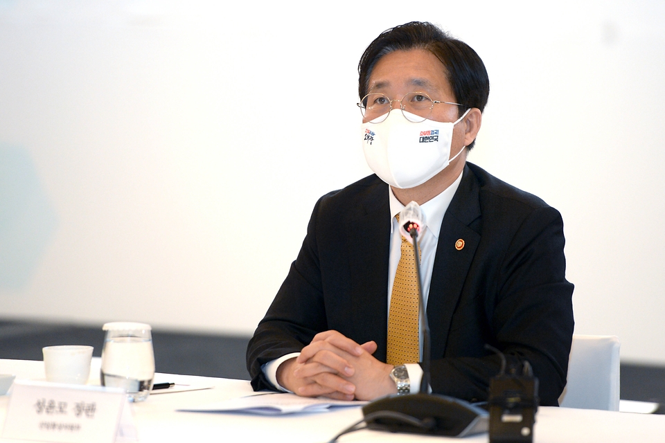 성윤모 산업통상자원부 장관이 2일 오후 서울 그랜드하얏트호텔에서 열린 화이트바이오 연대협력 협의체 발족식에서 격려사를 하고 있다.