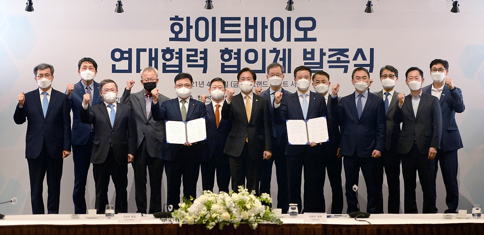2일 오후 서울 그랜드하얏트호텔에서 열린 화이트바이오 연대협력 협의체 발족식에서 성윤모 산업통상자원부 장관 등 참석자들이 파이팅을 외치고 있다.