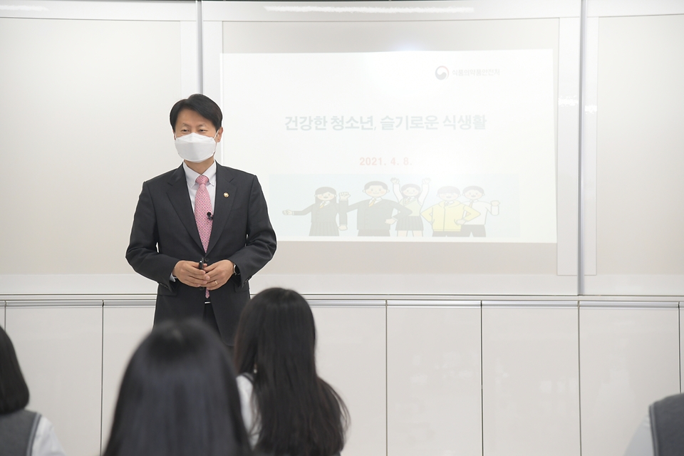 김강립 처장이 8일 충북 청주시 주성고등학교에서 ‘건강한 청소년, 슬기로운 식생활’을 주제로 일일교사 수업을 하고 있다. 