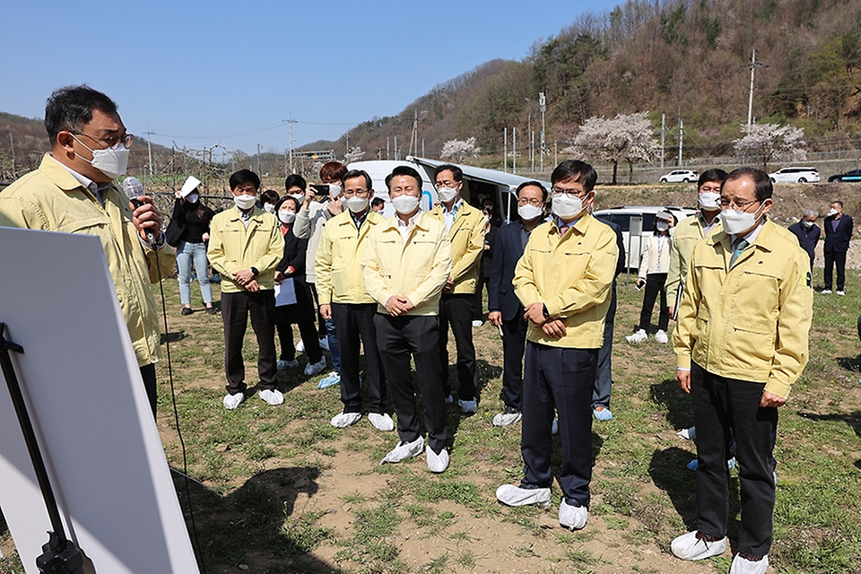 허태웅 농촌진흥청장이 8일 충북 청주시 과수농가에서 열린 과수화사병 디지털 방제 시연회에서 농업용 드론을 이용한 방제 시연을 참관하고 있다.