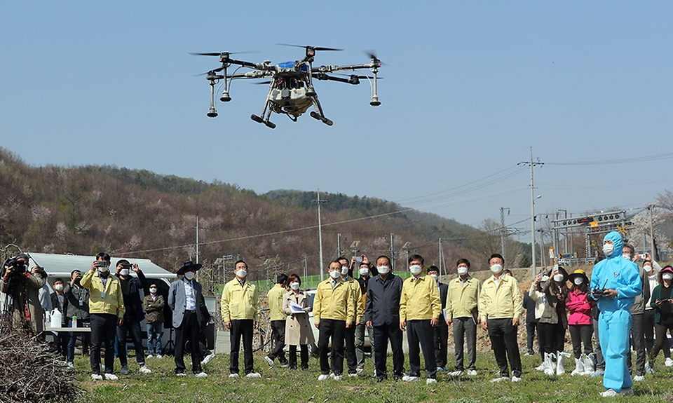 허태웅 농촌진흥청장이 8일 충북 청주시 과수농가에서 열린 과수화사병 디지털 방제 시연회에서 농업용 드론을 이용한 방제 시연을 참관하고 있다.