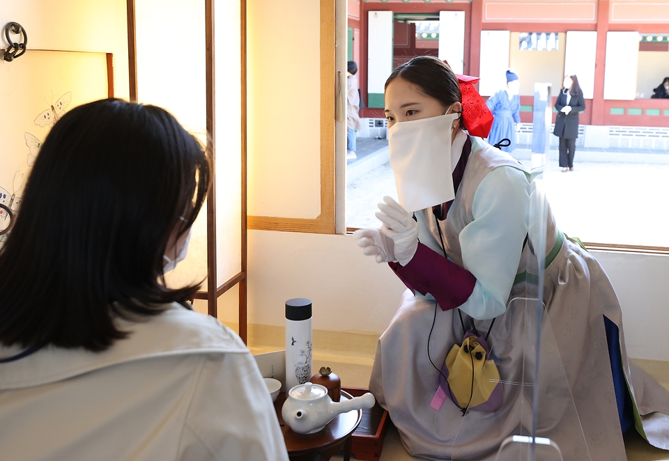 14일 문화재청 궁능유적본부와 한국문화재재단이 서울 경복궁에서 생과방을 열었다. 경복궁 생과방은 궁중병과와 약차를 체험하는 프로그램이다. 이날 방문객들은  경복궁 풍경 관람과 더불어 조선 시대 나인과 차비(궁중음식의 실무를 맡는 나인)의 접대를 받으며 조선왕조실록, 원행을묘정리의궤 등 기록을 토대로 만들어진 약차와 병과를 즐기고 있다.