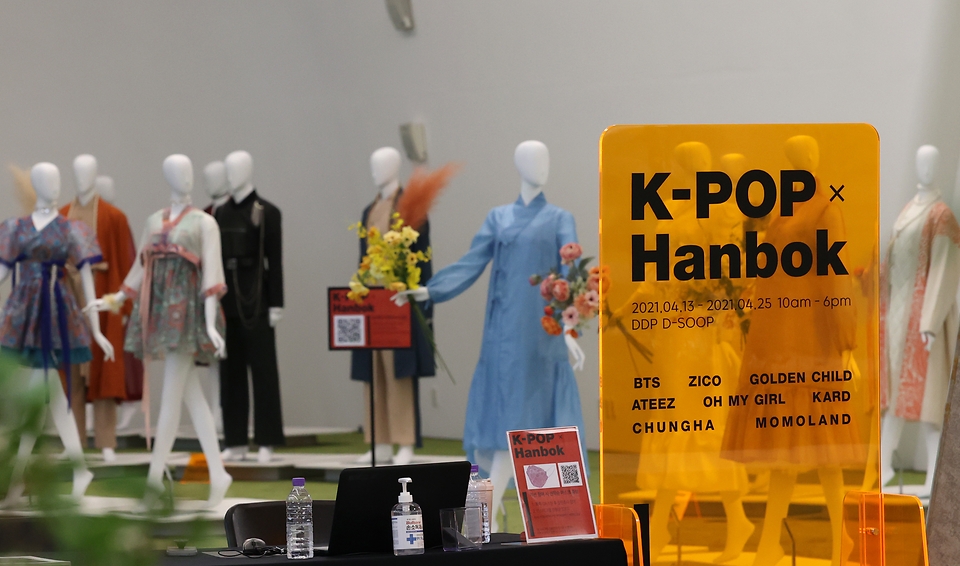 서울 중구 동대문디자인플라자(DDP)에서는 케이팝x한복 전시회가 열리고 있다. 이날 전시장에 근무중인 직원들도 멋스러운 한복을 입고 한류 연예인들이 실제 입었던 한복 앞에서 기념촬영을 하고 있다.