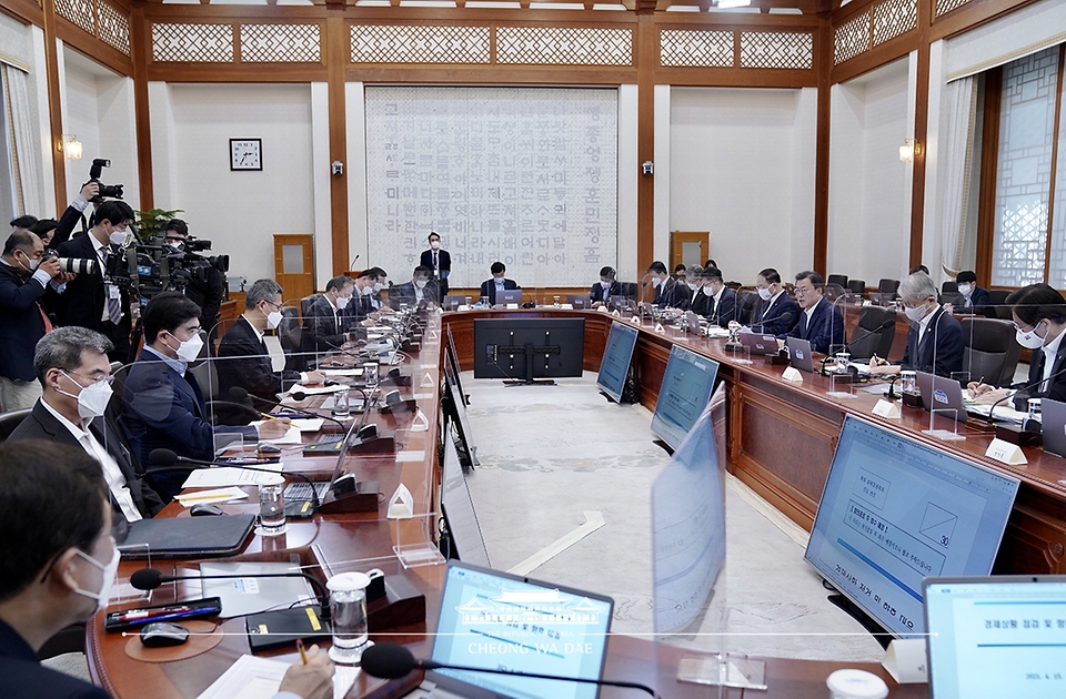 문재인 대통령이 15일 청와대 본관에서 열린 확대경제장관회의를 주재하고 있다.