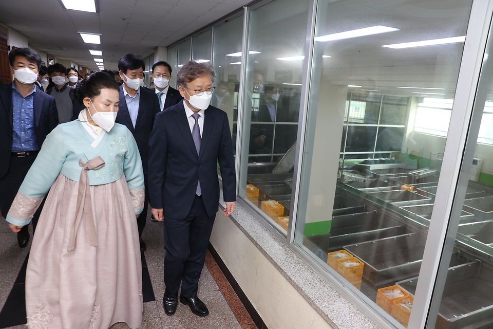 16일 권칠승 중소벤처기업부 장관이 수원 소재 김치 스마트공장을 구축해 운영 중인 풍미식품을 찾아 생산시설을 둘러보고 있다.