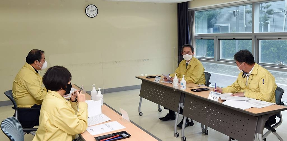 김희겸 행정안전부 재난안전관리본부장이 16일 오후 인천 동구 송림체육관에 마련된 백신 예방접종센터를 방문해 관계자들로부터 현황 보고를 받고 있다.