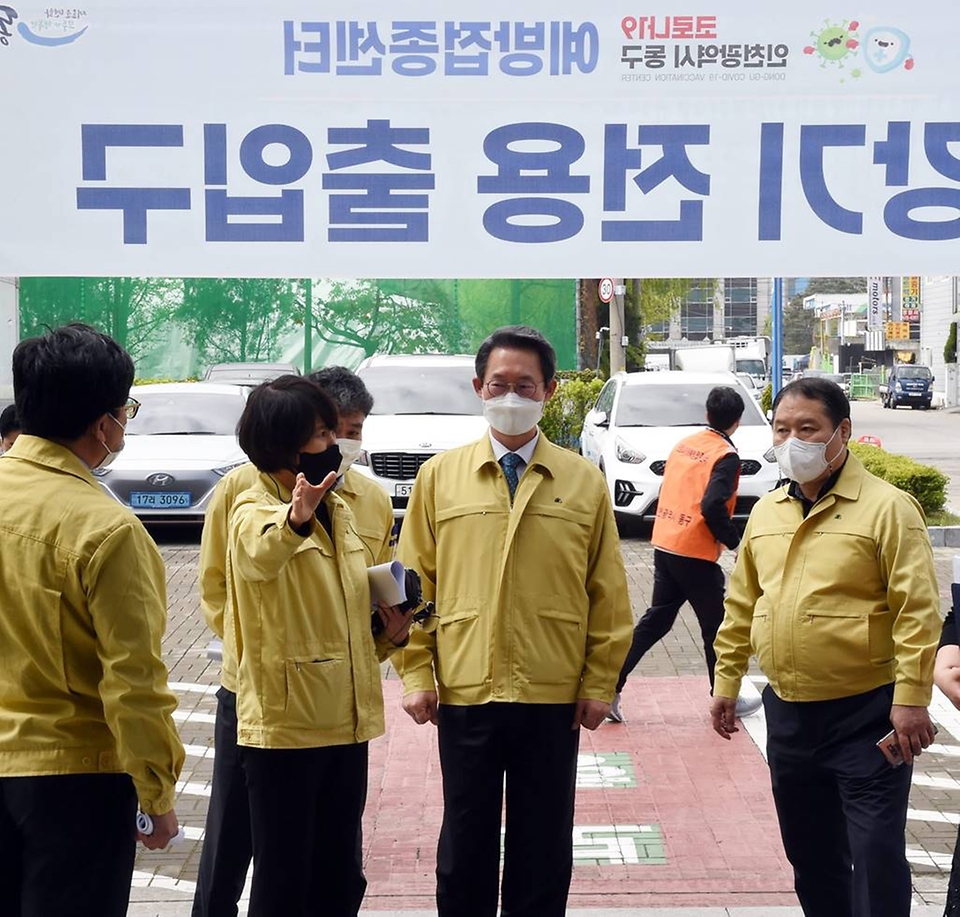 김희겸 행정안전부 재난안전관리본부장이 16일 오후 인천 동구 송림체육관에 마련된 백신 예방접종센터를 방문해 직원으로부터 애로사항을 청취하고 있다.