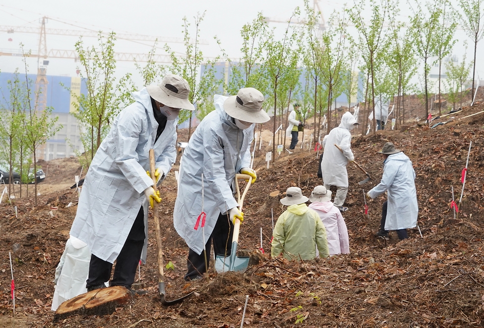 최병암 산림청장과 문학인들이 16일 경기도 양주시에서 열린 ‘문학인과 함께하는 탄소중립 나무 심기’ 행사에서 나무를 심고 있다. 