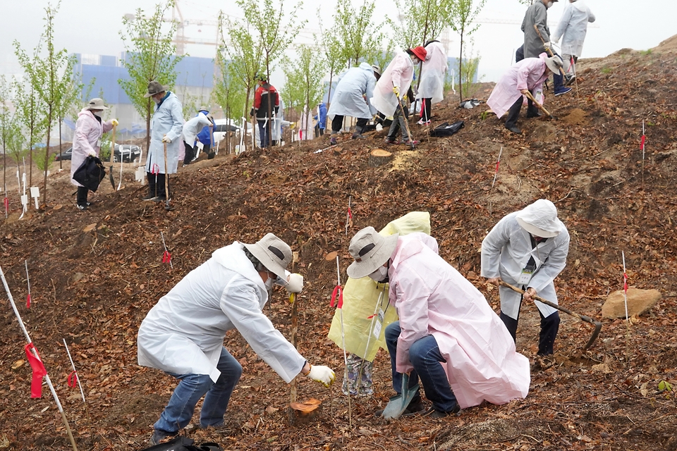 최병암 산림청장과 문학인들이 16일 경기도 양주시에서 열린 ‘문학인과 함께하는 탄소중립 나무 심기’ 행사에서 나무를 심고 있다. 